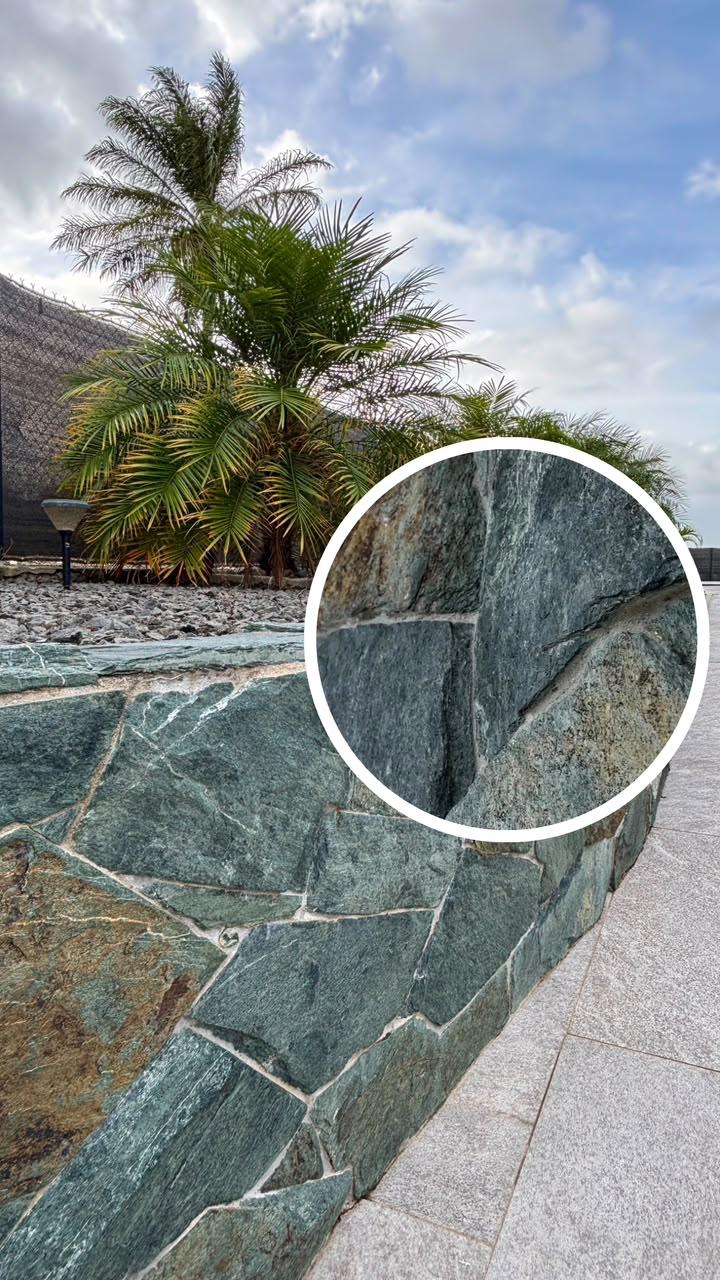 Terrasse d'une maison en Guadeloupe habillée de pierre de parement, vue sur la piscine