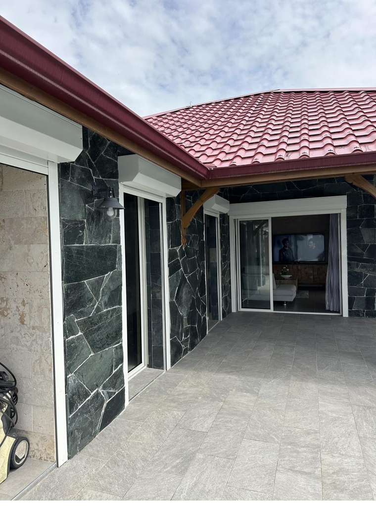 Façade en pierre naturelle anthracite