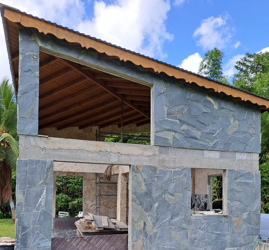 Façade complète habillée de pierre de parement Gris Minéral