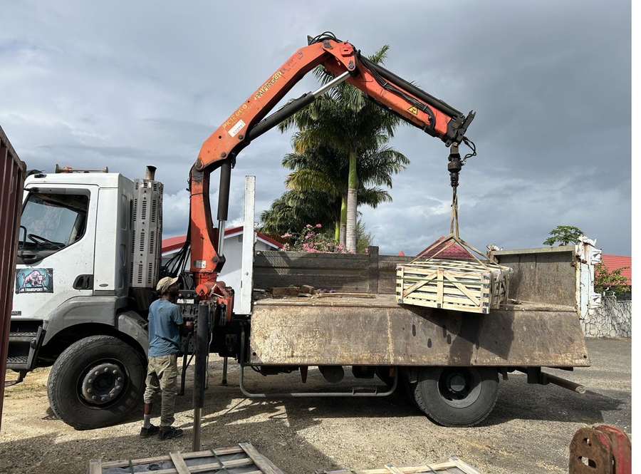 Livraison de caisses de pierre de parement par camion-grue en Guadeloupe