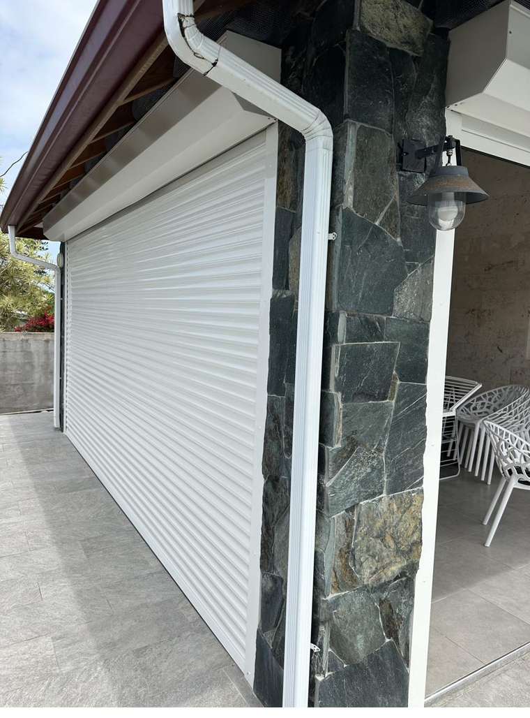 Pilier d'entrée et façade habillés de pierre naturelle